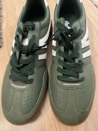 Zapatillas deportivas verdes y blancas