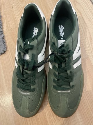 Zapatillas deportivas verdes y blancas