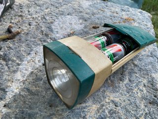 Linterna antigua con pilas