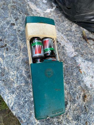 Linterna antigua con pilas