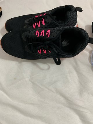 Zapatillas deportivas negras con detalles rosas