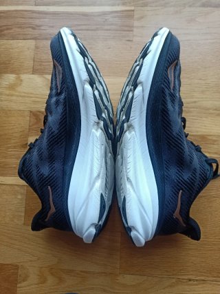Zapatillas Hoka Cliffton 9 Negro/Dorado