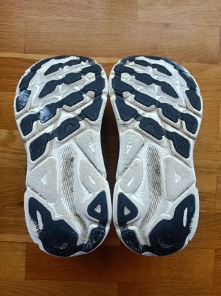 Zapatillas Hoka Cliffton 9 Negro/Dorado