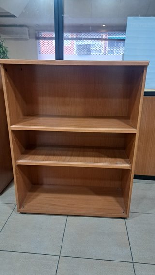 Estantería de madera marrón