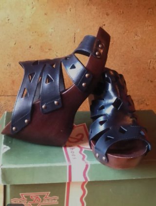 Sandalias /zuecos cuña negras
