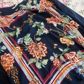 Camiseta azul marino con estampado floral