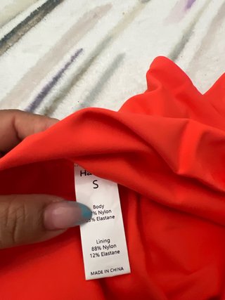 Top naranja con nudo frontal