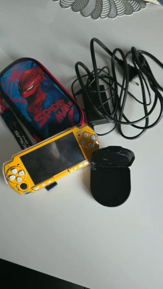 PSP Amarilla versión Los Simpson+ 7 UMDs + Funda