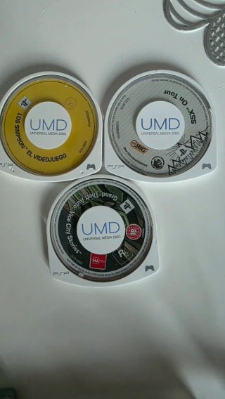 PSP Amarilla versión Los Simpson+ 7 UMDs + Funda