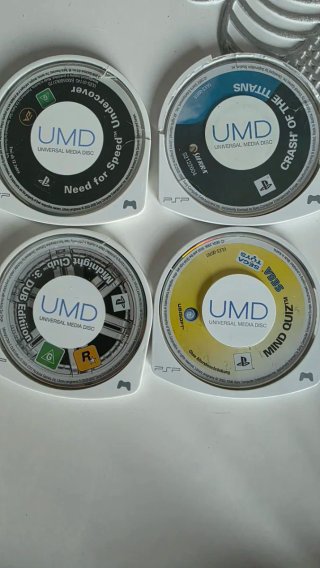 PSP Amarilla versión Los Simpson+ 7 UMDs + Funda