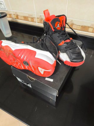 Tenis Jordan Baloncesto Negro/Rojo