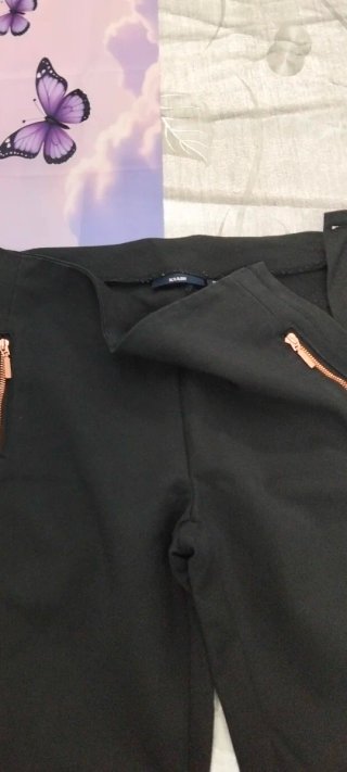 Pantalón pitillo negro con cremalleras Talla S
