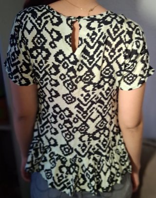 Blusa verde y negra con estampado