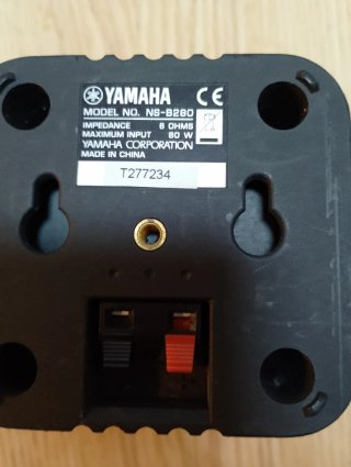 Subwoofer más 5 altavoces Yamaha, Negro.