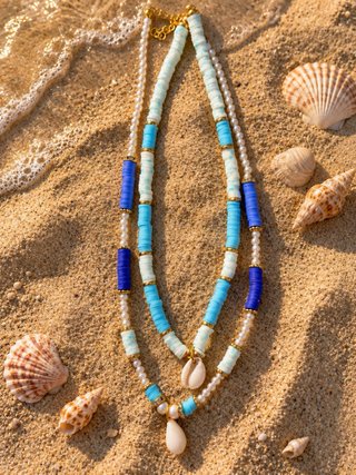 Collares, anillos y llaveros de abalorios