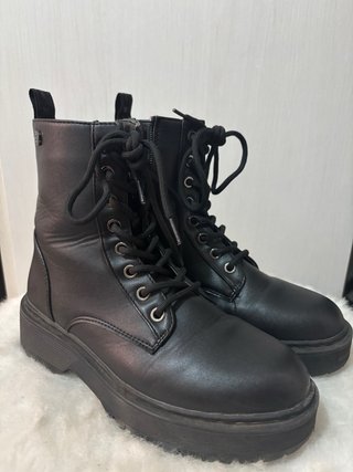 Botas negras con cordones y cremallera