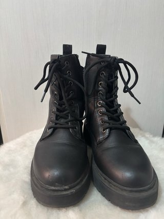 Botas negras con cordones y cremallera