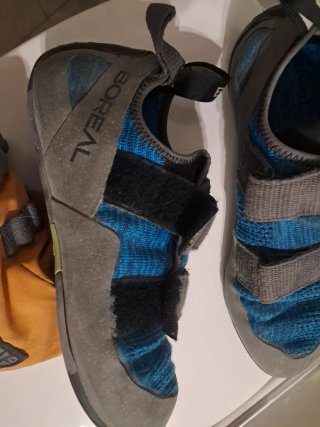 Pies de gato de escalada y bolsa magnesera