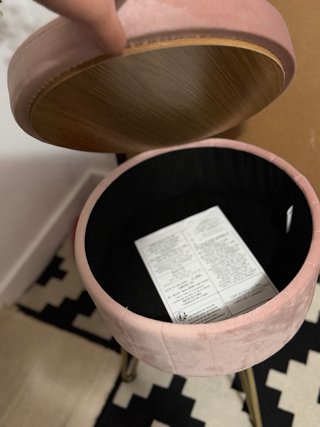 Puff rosa con almacenaje y patas doradas