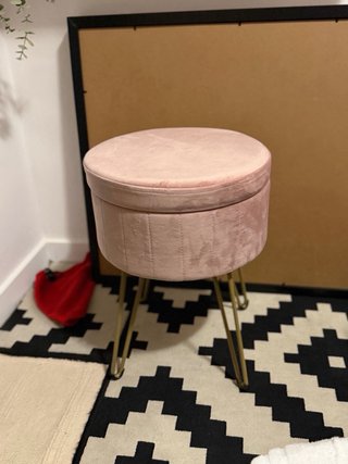 Puff rosa con almacenaje y patas doradas