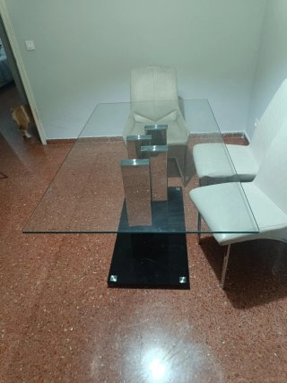 Mesa de comedor de cristal y metal
