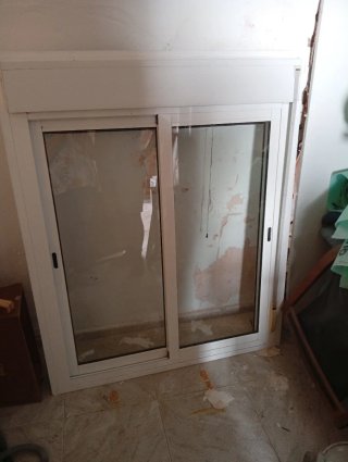 Ventana aluminio con persiana y mosquitera
