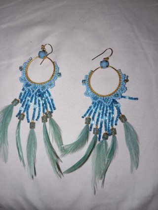 Pendientes largos con plumas