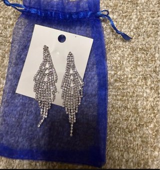 Pendientes largos plateados con pedrería