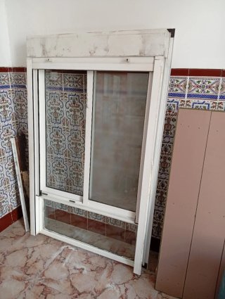 Ventana aluminio con persiana y mosquitera