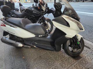 Kymco 300 Maxi Scooter Negra y Blanca