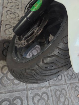 Kymco 300 Maxi Scooter Negra y Blanca