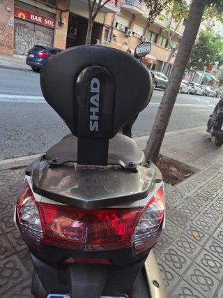 Kymco 300 Maxi Scooter Negra y Blanca