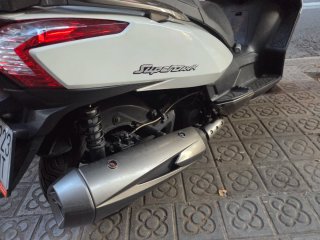 Kymco 300 Maxi Scooter Negra y Blanca