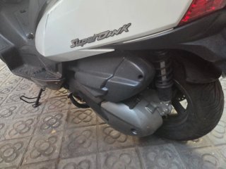 Kymco 300 Maxi Scooter Negra y Blanca