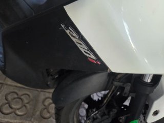 Kymco 300 Maxi Scooter Negra y Blanca