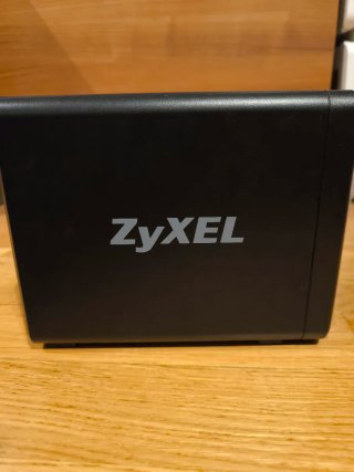 ZyXEL NAS + 2 discos 4TB cada uno