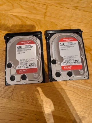 ZyXEL NAS + 2 discos 4TB cada uno