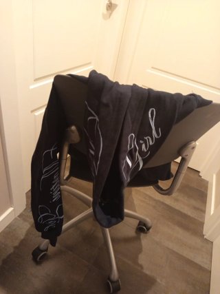 Sudadera oscura con diseño
