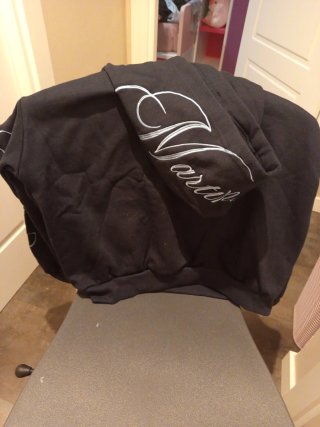 Sudadera oscura con diseño
