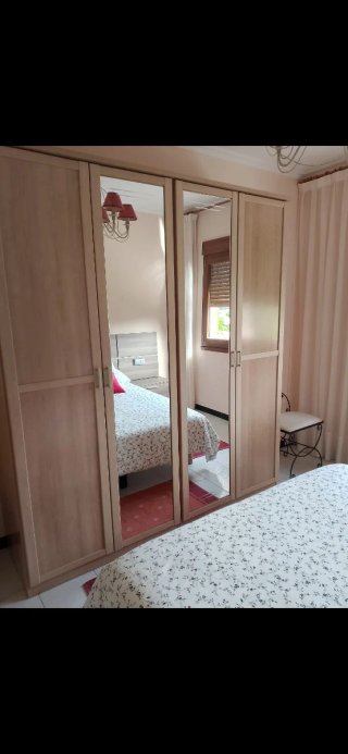 Armario de madera color beige con espejos