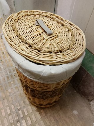 Cesta de mimbre con tapa