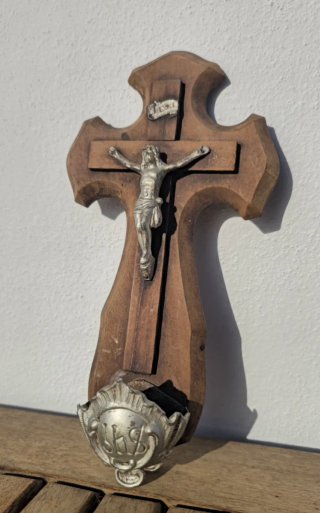 Antigua Benditera Crucifijo IHS Madera Metal