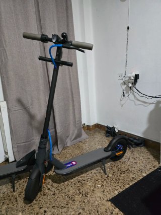 Patinete Eléctrico Xiaomi con casco