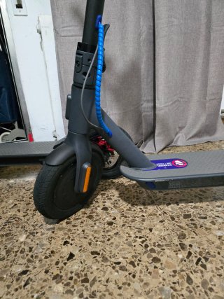 Patinete Eléctrico Xiaomi con casco