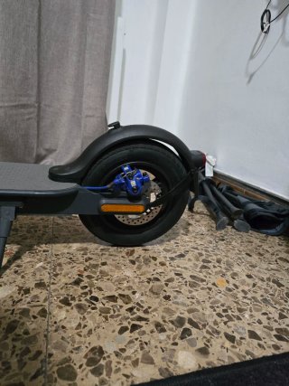 Patinete Eléctrico Xiaomi con casco