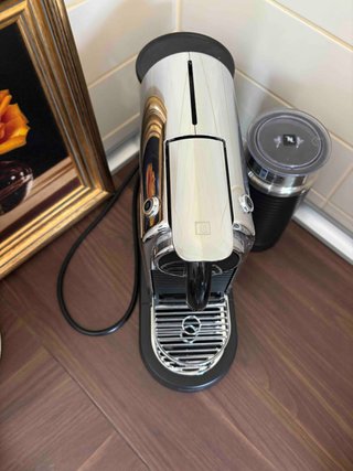 Cafetera Nespresso y espumador leche