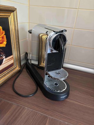 Cafetera Nespresso y espumador leche