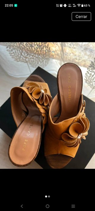 Sandalias Pepe Castell camel con flor