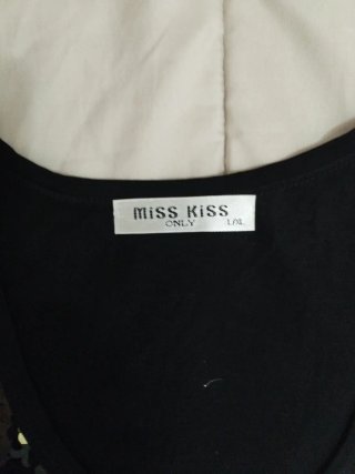 Camiseta lentejuelas MISS KISS negra y dorada