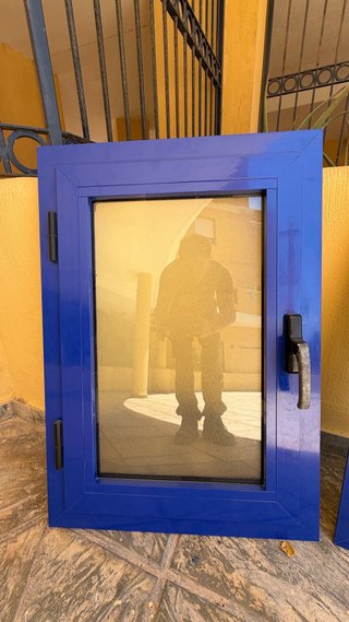 Ventana abatible azul